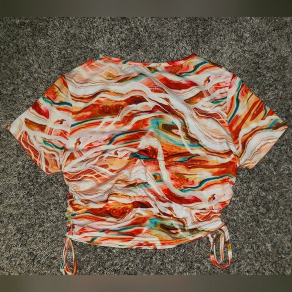 PrettyLittleThing| Abstract Print Ruched Side String Crop Top Graphic Tshirt - Picture 4 of 4